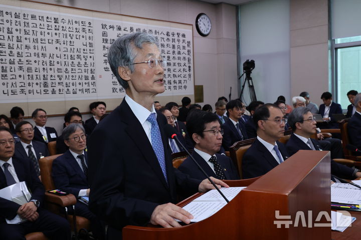 [서울=뉴시스] 김금보 기자 = 조희대 대법원장이 13일 서울 여의도 국회에서 열린 법제사법위원회의 대법원 등 국정감사에서 인사말을 하고 있다. 2025.10.13. kgb@newsis.com