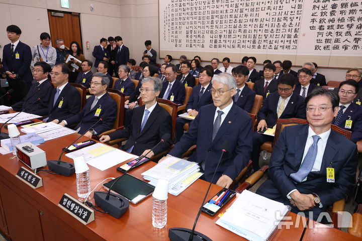 [서울=뉴시스] 고승민 기자 = 조희대 대법원장과 증인 및 참고인들이 13일 서울 여의도 국회에서 열린 법제사법위원회의 대법원 등 국정감사에 출석하고 있다. 2025.10.13. kkssmm99@newsis.com