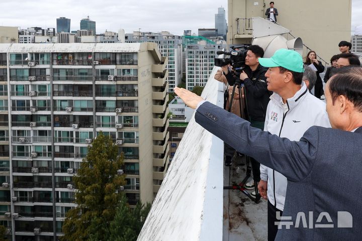 [서울=뉴시스] 김근수 기자 = 오세훈 서울시장이 13일 재건축 정비계획 변경안이 통과돼 재건축 정비사업에 속도가 붙은 서울 강남구 은마아파트를 둘러보고 있다. (공동취재) 2025.10.13. photo@newsis.com