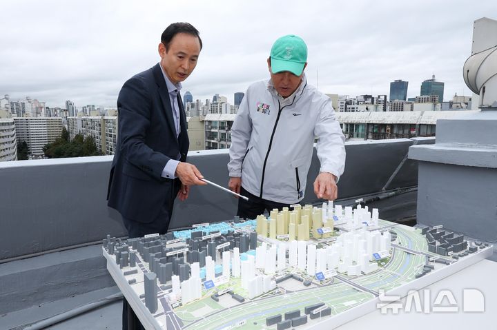 [서울=뉴시스] 김근수 기자 = 오세훈 서울시장이 13일 재건축 정비계획 변경안이 통과돼 재건축 정비사업에 속도가 붙은 서울 강남구 은마아파트를 방문해 대치동 재건축 단지계획도를 보고 있다. (공동취재) 2025.10.13. photo@newsis.com