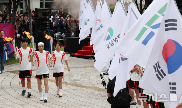  [부산=뉴시스] 하경민 기자 = 제106회 전국체육대회 및 제45회 전국장애인체육대회 성화 합화 및 출발식이 열린 13일 부산 연제구 시청 시민광장에서 성화 봉송 첫 주자인 권중현 원로 체육인(1970년 방콕아시안게임 사이클 은메달리스트) 등이 성화를 들고 출발하고 있다. 이번 성화는 나흘간 1200여 명의 주자들과 함께 16개 구·군을 달리게 된다. 제106회 전국체육대회는 오는 17~23일, 제45회 전국장애인체육대회는 31일~11월5일 각각 열린다. 2025.10.13. yulnetphoto@newsis.com