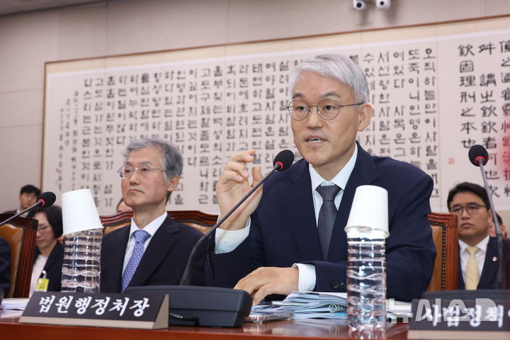 [서울=뉴시스] 고승민 기자 = 천대엽 법원행정처장이 13일 서울 여의도 국회에서 열린 법제사법위원회의 대법원 등 국정감사에서 발언을 요청하고 있다. 2025.10.13. kkssmm99@newsis.com