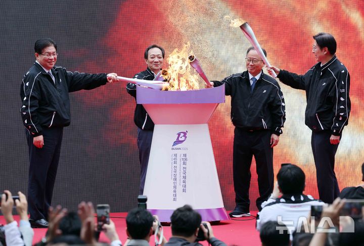  [부산=뉴시스] 하경민 기자 = 제106회 전국체육대회 및 제45회 전국장애인체육대회 성화 합화 및 출발식이 열린 13일 부산 연제구 시청 시민광장에서 박형준 부산시장(맨 오른쪽)과 안성민 시의회 의장, 김석준 부산교육감, 장인화 부산시체육회장이 4곳에서 채화된 불꽃을 합화하고 있다. 제106회 전국체육대회는 오는 17~23일, 제45회 전국장애인체육대회는 31일~11월5일 각각 열린다. 2025.10.13. yulnetphoto@newsis.com