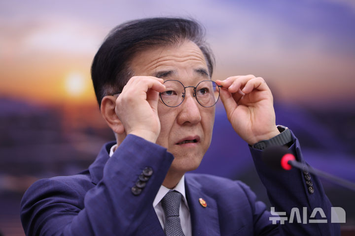 [서울=뉴시스] 김명년 기자 = 김윤덕 국토교통부 장관이 13일 오전 서울 여의도 국회에서 열린 국토교통위원회 국정감사에 출석해 안경을 고쳐쓰고 있다. 2025.10.13. kmn@newsis.com