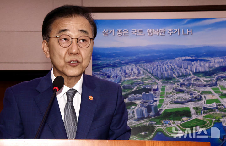 [서울=뉴시스] 김명년 기자 = 김윤덕 국토교통부 장관이 13일 오전 서울 여의도 국회에서 열린 국토교통위원회 국정감사에서 발언하고 있다. 2025.10.13. kmn@newsis.com