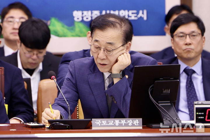 [서울=뉴시스] 김명년 기자 = 김윤덕 국토교통부 장관이 13일 오전 서울 여의도 국회에서 열린 국토교통위원회 국정감사에서 의원들의 의사진행발언을 듣고 있다. 2025.10.13. kmn@newsis.com