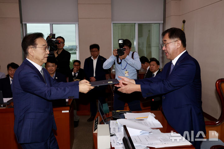 [서울=뉴시스] 김명년 기자 = 김윤덕 국토교통부 장관이 13일 오전 서울 여의도 국회에서 열린 국토교통위원회 국정감사에서 선서 후 맹성규 위원장에게 선서문을 제출하고 있다. 2025.10.13. kmn@newsis.com