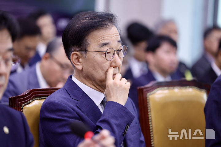 [서울=뉴시스] 김명년 기자 = 김윤덕 국토교통부 장관이 13일 오전 서울 여의도 국회에서 열린 국토교통위원회 국정감사에 출석해 있다. 2025.10.13. kmn@newsis.com