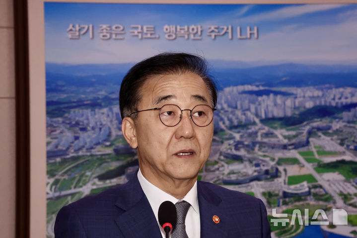 [서울=뉴시스] 김명년 기자 = 김윤덕 국토교통부 장관이 13일 오전 서울 여의도 국회에서 열린 국토교통위원회 국정감사에서 발언하고 있다. 2025.10.13. kmn@newsis.com