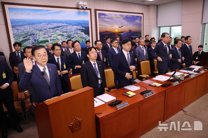 [서울=뉴시스] 김명년 기자 = 김윤덕 국토교통부 장관이 13일 오전 서울 여의도 국회에서 열린 국토교통위원회 국정감사에서 선서하고 있다. 2025.10.13. kmn@newsis.com