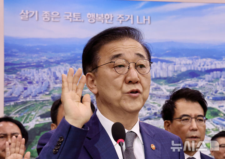 [서울=뉴시스] 김명년 기자 = 김윤덕 국토교통부 장관이 13일 오전 서울 여의도 국회에서 열린 국토교통위원회 국정감사에서 선서하고 있다. 2025.10.13. kmn@newsis.com