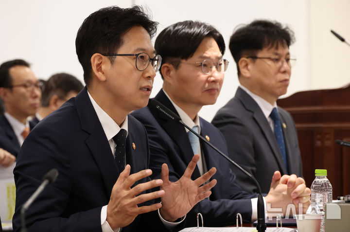 [세종=뉴시스] 강종민 기자 = 13일 세종시 정부세종청사에서 열린 국회 과학기술정보방송통신위원회의 과학기술정보통신부에 대한 국정감사에서 배경훈 부총리 겸 과기정통부 장관이 답변하고 있다. 2025.10.13. ppkjm@newsis.com