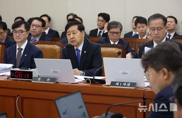 [서울=뉴시스] 조성봉 기자 = 구윤철 경제부총리 겸 기획재정부 장관이 13일 오전 서울 여의도 국회 기획재정위원회에서 열린 기재부에 대한 국정감사에서 의원의 질의에 답변하고 있다. 2025.10.13. suncho21@newsis.com