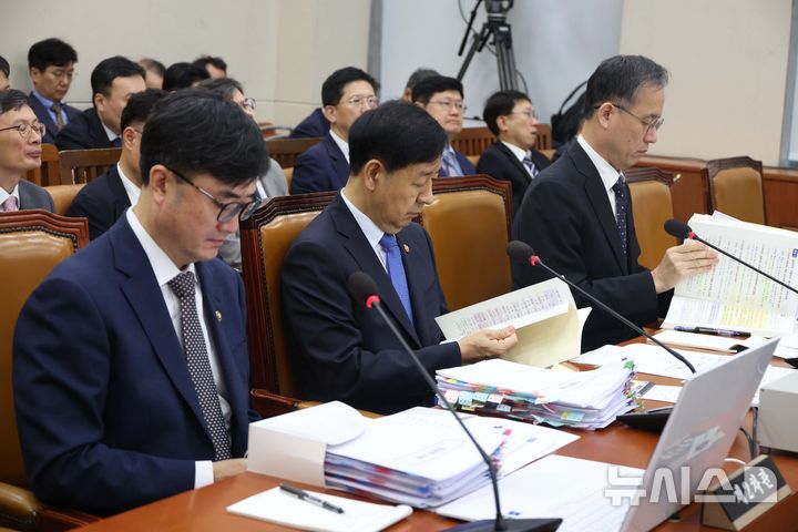 [서울=뉴시스] 조성봉 기자 = 구윤철 경제부총리 겸 기획재정부 장관이 13일 오전 서울 여의도 국회 기획재정위원회에서 열린 기재부에 대한 국정감사에서 의원의 질의에 답변자료를 살펴보고 있다.  2025.10.13. suncho21@newsis.com