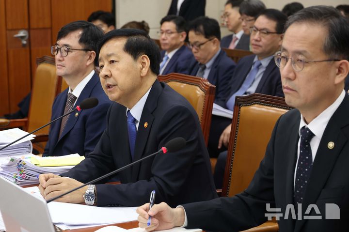 [서울=뉴시스] 조성봉 기자 = 구윤철 경제부총리 겸 기획재정부 장관이 13일 오전 서울 여의도 국회 기획재정위원회에서 열린 기재부에 대한 국정감사에서 의원의 질의에 답변하고 있다. 2025.10.13. suncho21@newsis.com