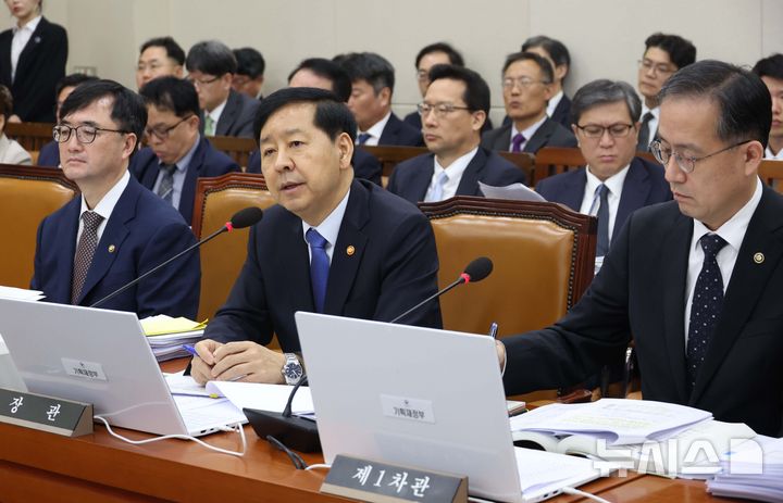 [서울=뉴시스] 조성봉 기자 = 구윤철 경제부총리 겸 기획재정부 장관이 13일 오전 서울 여의도 국회 기획재정위원회에서 열린 기재부에 대한 국정감사에서 의원의 질의에 답변하고 있다. 2025.10.13. suncho21@newsis.com