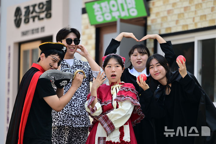 [광주=뉴시스] 이영주 기자 = 제22회 광주 추억의 충장축제 개막 이틀을 앞둔 13일 오전 광주 동구 빛의읍성 일원에 조성된 충장축제 테마의 거리에서 축제 홍보에 나선 충장축제 유랑단이 포즈를 취하고 있다. 2025.10.13. leeyj2578@newsis.com