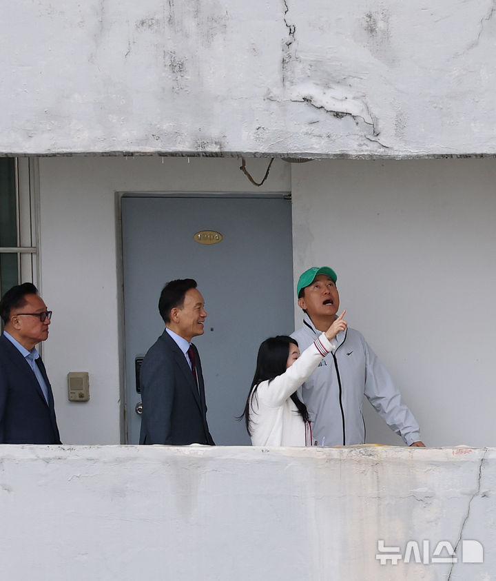 [서울=뉴시스] 김근수 기자 = 오세훈 서울시장이 13일 서울 강남구 대치 은마아파트에서 현장을 둘러보고 있다. (공동취재) 2025.10.13. photo@newsis.com