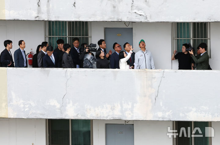[서울=뉴시스] 김근수 기자 = 오세훈 서울시장이 13일 서울 강남구 대치 은마아파트에서 현장을 둘러보고 있다. (공동취재) 2025.10.13. photo@newsis.com