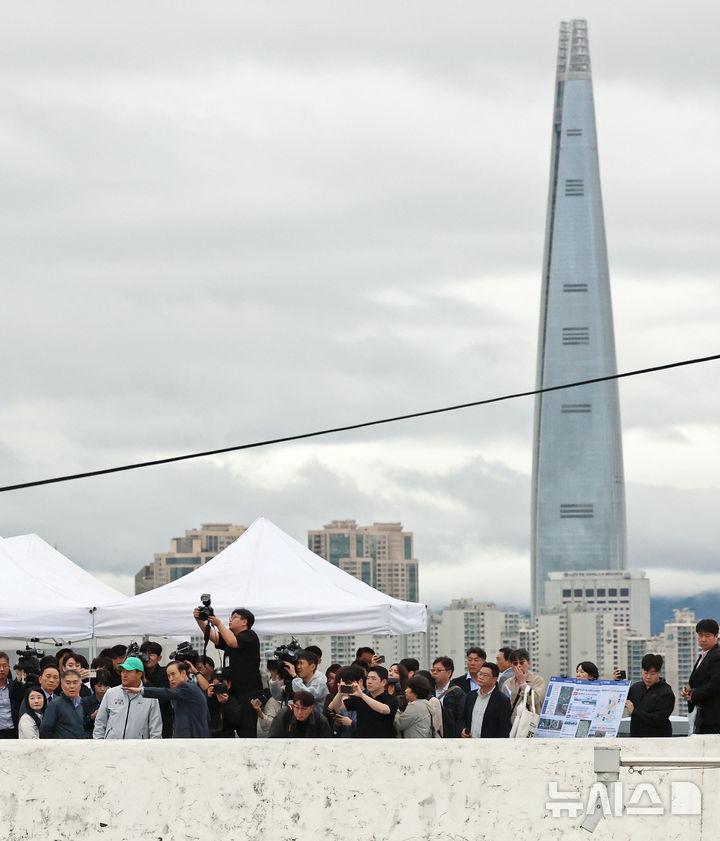 [서울=뉴시스] 김근수 기자 = 오세훈 서울시장이 13일 서울 강남구 대치 은마아파트에서 현장을 둘러보고 있다. (공동취재) 2025.10.13. photo@newsis.com