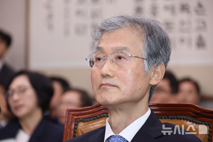 [서울=뉴시스] 조희대 대법원장이 지난해 10월 13일 서울 여의도 국회에서 열린 법제사법위원회의 대법원 등 국정감사에서 박균택 더불어민주당 의원 질의에 답하지 않고 있다. (사진=뉴시스DB). 2026.10.06. photo@newsis.com