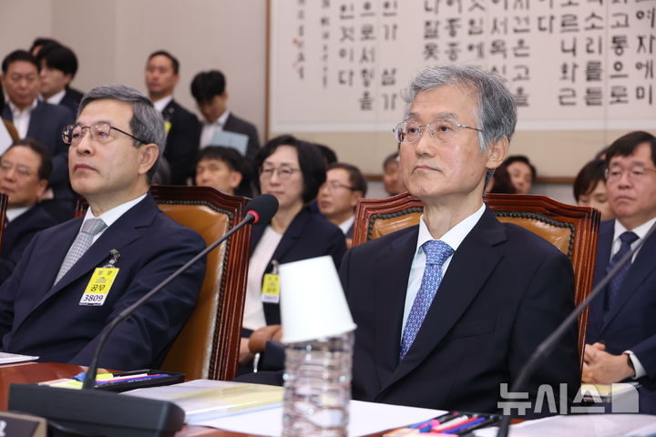 [서울=뉴시스] 고승민 기자 = 조희대 대법원장이 13일 서울 여의도 국회에서 열린 법제사법위원회의 대법원 등 국정감사에서 박균택 더불어민주당 의원 질의에 답하지 않고 있다. 2025.10.13. kkssmm99@newsis.com