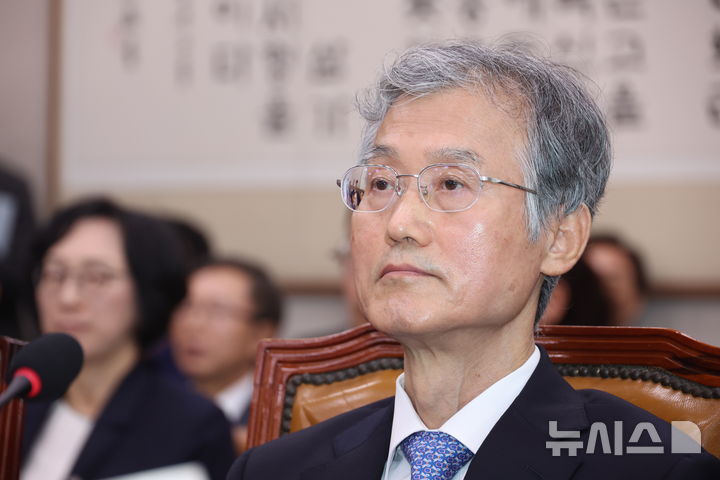 [서울=뉴시스] 고승민 기자 = 조희대 대법원장이 13일 서울 여의도 국회에서 열린 법제사법위원회의 대법원 등 국정감사에서 박균택 더불어민주당 의원 질의에 답하지 않고 있다. 2025.10.13. kkssmm99@newsis.com
