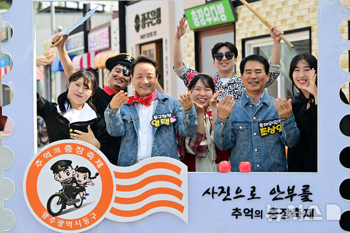 [광주=뉴시스] 이영주 기자 = 임택(왼쪽 세번째) 광주 동구청장과 충장축제 유랑단이 제22회 광주 추억의 충장축제 개막 이틀을 앞둔 13일 오전 광주 동구 빛의읍성 일원에 조성된 충장축제 테마의 거리에서 포즈를 취하며 축제를 홍보하고 있다. 2025.10.13. leeyj2578@newsis.com