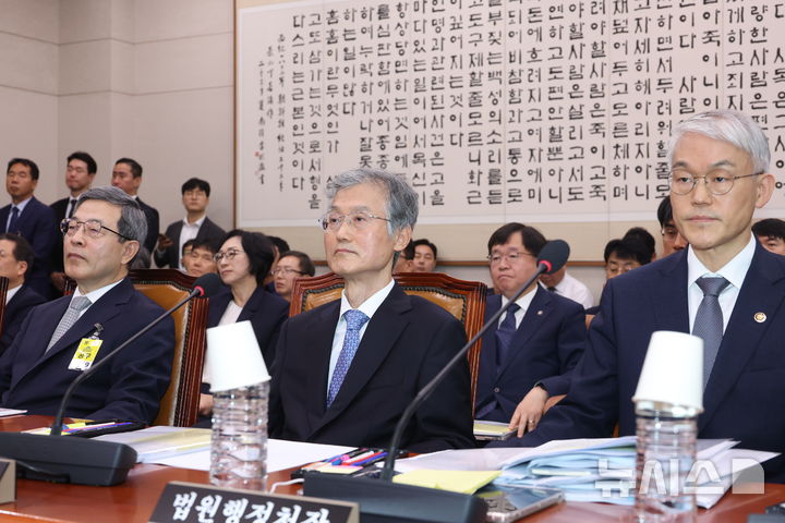 [서울=뉴시스] 고승민 기자 = 조희대 대법원장이 13일 서울 여의도 국회에서 열린 법제사법위원회의 대법원 등 국정감사에서 박균택 더불어민주당 의원 질의에 답하지 않고 있다. 2025.10.13. kkssmm99@newsis.com