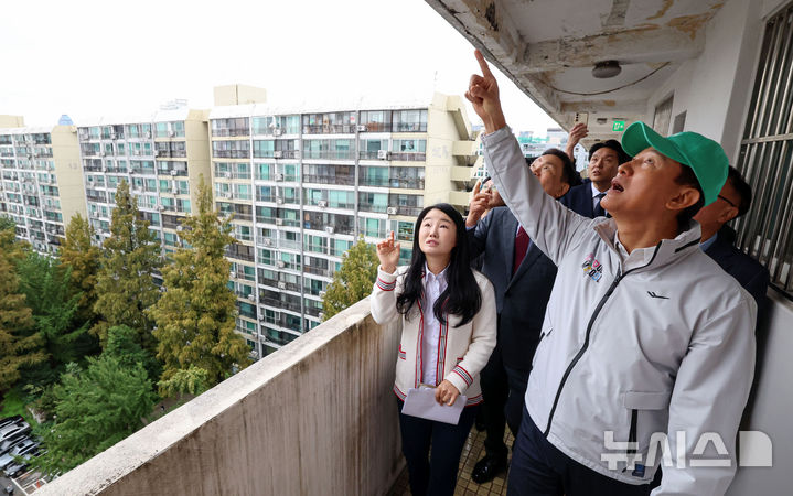 [서울=뉴시스] 김근수 기자 = 오세훈 서울시장이 13일 서울 강남구 대치 은마아파트에서 현장을 둘러보고 있다. (공동취재) 2025.10.13. photo@newsis.com