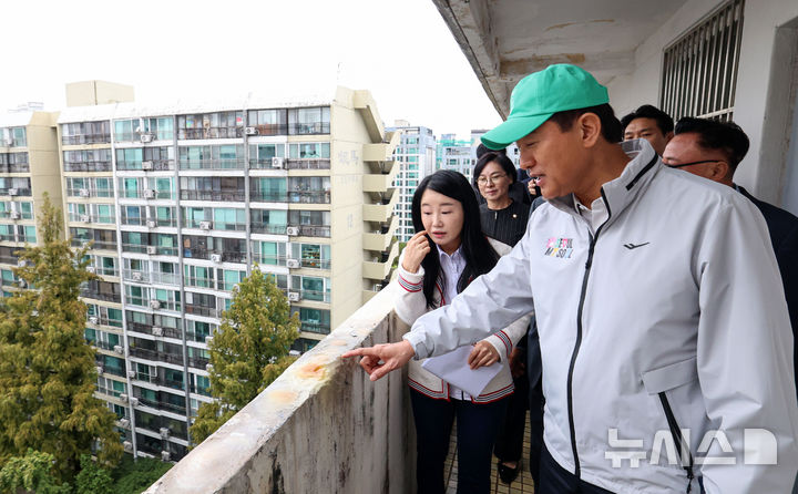 [서울=뉴시스] 김근수 기자 = 오세훈 서울시장이 13일 서울 강남구 대치 은마아파트에서 현장을 둘러보고 있다. (공동취재) 2025.10.13. photo@newsis.com
