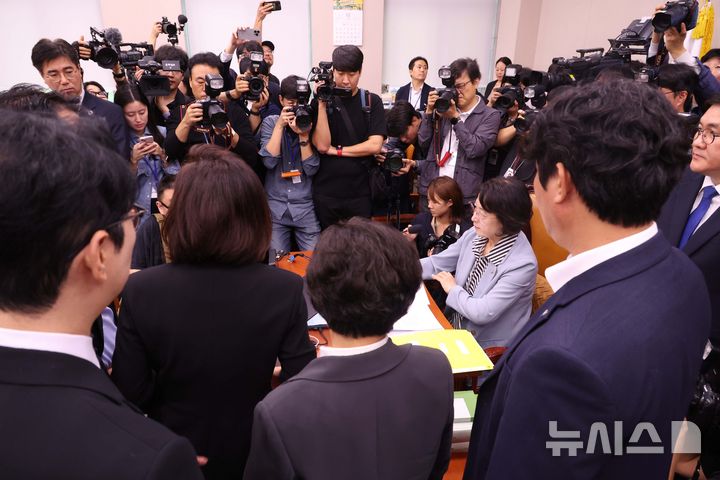 [서울=뉴시스] 조성봉 기자 = 추미애 국회 법제사법위원장이 13일 서울 여의도 국회 법사위에서 열린 대법원 등 국정감사에서 의사진행과 관련해 국민의힘 의원들에게 항의를 받고 있다. 2025.10.13. suncho21newsis.com