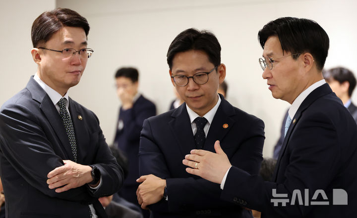 [세종=뉴시스] 강종민 기자 = 13일 세종시 정부세종청사에서 열린 국회 과학기술정보방송통신위원회의 과학기술정보통신부에 대한 국정감사에서 배경훈 부총리 겸 과기정통부 장관이 구혁채 1차관, 류제명 2차관과 대화하고 있다. 2025.10.13. ppkjm@newsis.com