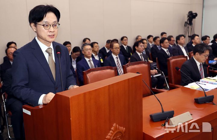 [서울=뉴시스] 조성봉 기자 = 김정관 산업통상부 장관이 13일 오전 서울 여의도 국회 산업통상자원중소벤처기업위원회에서 열린 산업통상부에 대한 국정감사에서 업무 보고를 하고 있다. 2025.10.13. suncho21@newsis.com