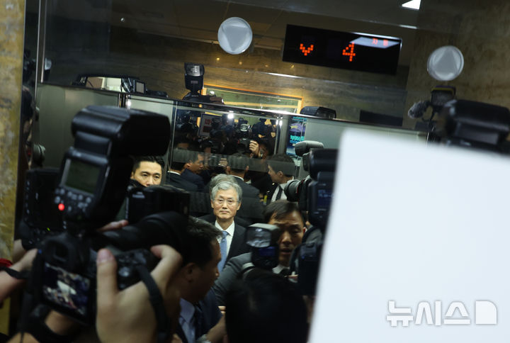 [서울=뉴시스] 고승민 기자 = 조희대 대법원장이 13일 서울 여의도 국회에서 열린 법제사법위원회의 대법원 등 국정감사에서 정회 후 이석, 엘리베이터에 탑승하고 있다. 2025.10.13. kkssmm99@newsis.com