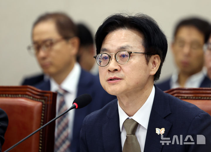 [서울=뉴시스] 김명년 기자 = 김정관 산업통상부 장관이 13일 오전 서울 여의도 국회에서 열린 산업통상자원중소벤처기업위원회 국정감사에서 질의에 답하고 있다. 2025.10.13. kmn@newsis.com