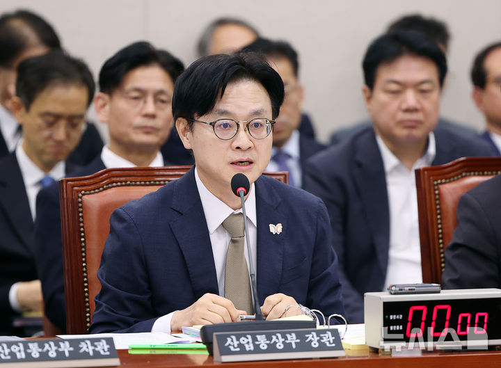 [서울=뉴시스] 김명년 기자 = 김정관 산업통상부 장관이 13일 오전 서울 여의도 국회에서 열린 산업통상자원중소벤처기업위원회 국정감사에서 질의에 답하고 있다. 2025.10.13. kmn@newsis.com