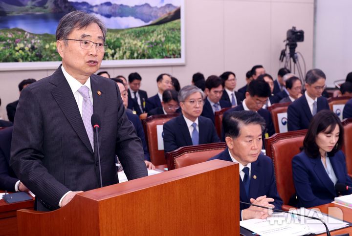 [서울=뉴시스] 조성봉 기자 = 조현 외교부 장관이 13일 오전 서울 여의도 국회 외교통일위원회에서 열린 외교부 등에 대한 국정감사에서 업무 보고를 하고 있다.2025.10.13. suncho21@newsis.com