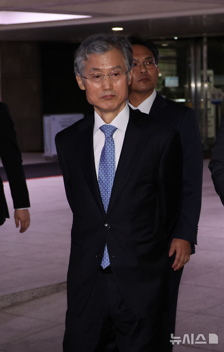 [서울=뉴시스] 김금보 기자 = 조희대 대법원장이 13일 오전 서울 여의도 국회에서 열린 법제사법위원회 국정감사 정회 후 국회를 나서고 있다. 2025.10.13. kgb@newsis.com