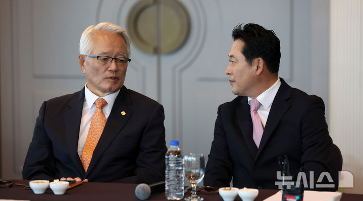 [서울=뉴시스] 김선웅 기자 = 장동혁(오른쪽) 국민의힘 대표와 정의화 상임고문단 회장이 13일 서울 여의도의 한 식당에서 열린 국민의힘 상임고문단 회의에 참석해 대화를 나누고 있다. 2025.10.13. mangusta@newsis.com