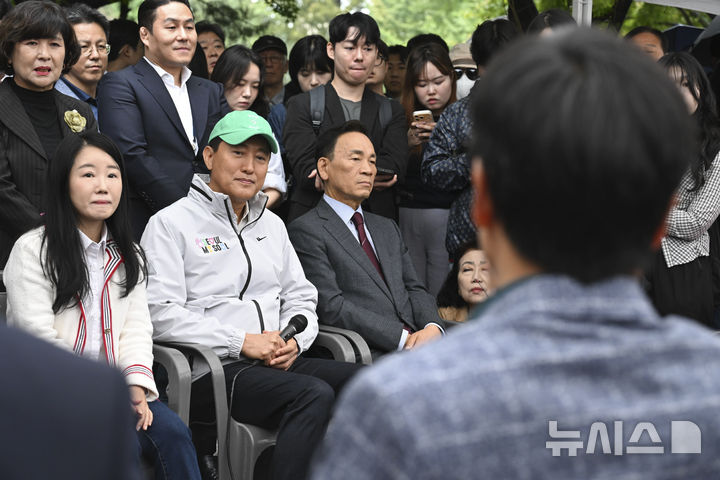 [서울=뉴시스] 김근수 기자 = 오세훈 서울시장이 13일 오전 재건축 정비계획 변경안이 통과된 서울 강남구 대치동 은마아파트를 찾아 주민 간담회를 하고 있다. (공동취재) 2025.10.13. photo@newsis.com