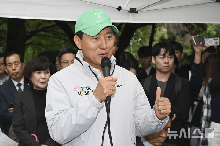 [서울=뉴시스] 김근수 기자 = 오세훈 서울시장이 13일 오전 재건축 정비계획 변경안이 통과된 서울 강남구 대치동 은마아파트를 찾아 주민 간담회를 하고 있다. (공동취재) 2025.10.13. photo@newsis.com