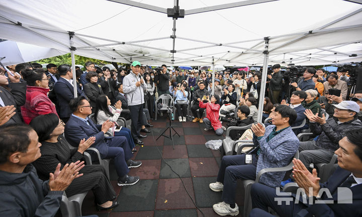 [서울=뉴시스] 김근수 기자 = 오세훈 서울시장이 13일 오전 재건축 정비계획 변경안이 통과된 서울 강남구 대치동 은마아파트를 찾아 주민 간담회를 하고 있다. (공동취재) 2025.10.13. photo@newsis.com