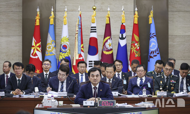[서울=뉴시스] 국회사진기자단 = 이재명 정부 첫 국정감사가 시작된 13일 오전 서울 용산구 국방부 청사에서 열린 2025 국방부 국정감사에서 안규백 국방부 장관이 의원 질의를 경청하고 있다. 2025.10.13. photo@newsis.com