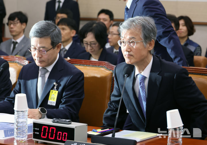 [서울=뉴시스] 고승민 기자 = 조희대 대법원장이 13일 서울 여의도 국회에서 열린 법제사법위원회의 대법원 등 국정감사에 출석하고 있다. 2025.10.13. kkssmm99@newsis.com