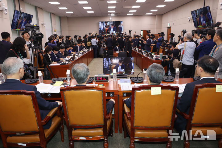 [서울=뉴시스] 고승민 기자 = 나경원, 곽규택 등 국민의힘 의원들이 지난 13일 서울 여의도 국회에서 열린 법제사법위원회의 대법원 등 국정감사에서 추미애 법사위원장에게 항의하고 있다. 이를 조희대 대법원장과 사법부 기관 증인들이 지켜보고 있다. 2025.10.13. kkssmm99@newsis.com