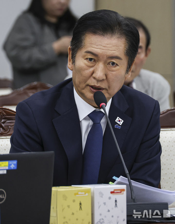 [서울=뉴시스] 국회사진기자단 = 이재명 정부 첫 국정감사가 시작된 13일 오전 서울 용산구 국방부 청사에서 열린 2025 국방부 국정감사에서 정청래 더불어민주당 대표가 질의하고 있다. 2025.10.13. photo@newsis.com
