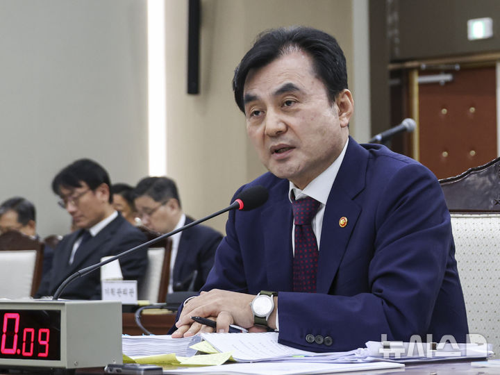 [서울=뉴시스] 국회사진기자단 = 이재명 정부 첫 국정감사가 시작된 13일 오전 서울 용산구 국방부 청사에서 열린 2025 국방부 국정감사에서 안규백 국방부 장관이 의원 질의에 답하고 있다. 2025.10.13. photo@newsis.com