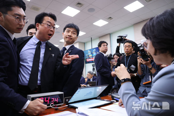 [서울=뉴시스] 김금보 기자 = 곽규택 국민의힘 의원이 13일 서울 여의도 국회에서 열린 법제사법위원회 국정감사에서 추미애 위원장의 국정감사 운영에 항의하고 있다. 2025.10.13. kgb@newsis.com