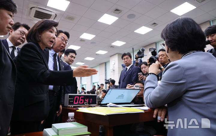 [서울=뉴시스] 김금보 기자 = 나경원 국민의힘 의원을 비롯한 법제사법위원회 의원들이 13일 서울 여의도 국회에서 열린 법제사법위원회 국정감사에서 추미애 위원장의 위원회 운영에 항의하고 있다. 2025.10.13. kgb@newsis.com